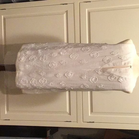 BCBG MAXAZRIA PURE WHITE DRESS WITH LACE APPLIQUÉS - Picture 2 of 5